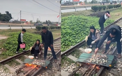 Thản nhiên nhóm củi, nướng đồ ăn trên đường ray tàu hỏa, cặp đôi hứng “mưa gạch đá” từ cộng đồng mạng