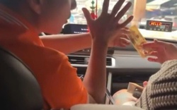 Tài xế taxi ở Nha Trang nghi "ảo thuật" tráo tiền, lừa du khách nước ngoài