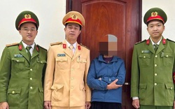 Người phụ nữ gửi 112 triệu vào một tài khoản, chuẩn bị ký giấy chuyển tiền thì nhân viên Vietcombank, Công an xã, Cảnh sát giao thông cùng ngăn lại