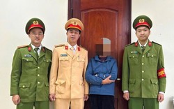 Đứng trước mặt công an nhưng vẫn quyết chuyển 112 triệu đồng cho lừa đảo