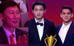 Bắt trọn ánh mắt rưng rưng tự hào của HLV Kim Sang-sik khi Đình Bắc, Khuất Văn Khang được vinh danh