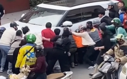 Tạm giữ tài xế ô tô lùi xe khiến 2 phụ nữ thương vong ở Hà Nội