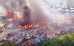 Cháy lớn ở khu dân cư, hàng trăm ngôi nhà bị thiêu rụi