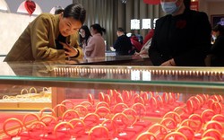 Khách chi 7 tỷ đồng mua vàng thưởng nhân viên, chủ tiệm vui vẻ giao dịch nhưng nhận yêu cầu mua thêm 18 tỷ lại báo công an