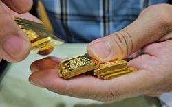 Giá vàng miếng SJC mất gần 20 triệu đồng trong 2 ngày, nhà đầu tư "khóc ròng"