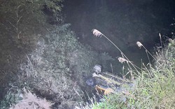 Xe bán tải lao xuống suối sâu lật ngửa, 2 người tử vong, 2 người bị thương