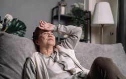 Họp gia đình khoe vòng vàng 80 triệu đồng được con trai tặng, tôi "điếng người" vội cất vòng đi vì 1 câu nói, thề cả đời không thể quên