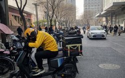 Thất nghiệp, thạc sĩ Triết học U40 đi làm shipper giao đồ ăn