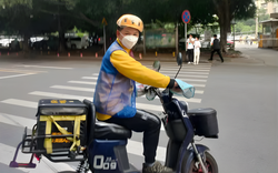 Shipper 43 tuổi ban ngày làm văn phòng, tối mở app đi giao đồ ăn: Kiếm thêm gần 12 triệu/tháng!