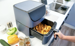 Nồi chiên không dầu sạch bong như mới khi được vệ sinh bằng 2 thứ - không cần chả xát