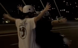 Thêm clip buông hai tay khi chạy xe máy qua cầu Ba Son, TPHCM