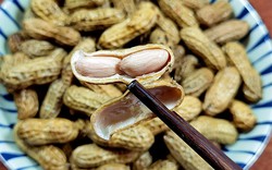 Luộc lạc chỉ cho muối chưa đủ, làm cách này lạc sẽ ngọt mềm, không thâm đen