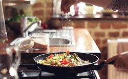 Tôi chỉ đổi cách nêm nếm cho nồi canh, vậy mà cả tuần làm gì cũng “trôi”, các cụ bảo thế là thuận vía