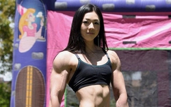 Mỹ nữ mặt xinh như búp bê nhưng nhìn cơ bắp thì ai cũng hoảng