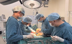 Người đàn ông nhập viện trong tình trạng tiểu ra máu tươi kéo dài