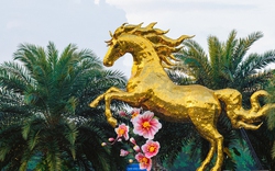 Linh vật ngựa vàng Tết Bính Ngọ đầu tiên tại sân bay Đà Nẵng