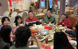 Đi họp lớp, hoa khôi tặng mỗi người một phong bì kỳ lạ: Tôi từ chối nhận bỗng thành “người may mắn nhất”