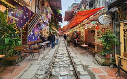 Hà Nội đề nghị dừng tàu khách chạy qua 'phố cà phê đường tàu'