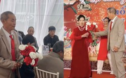 Clip cụ ông bị từ chối vẫn tặng hoa cụ bà bằng được khiến giới trẻ 'sôi trào'