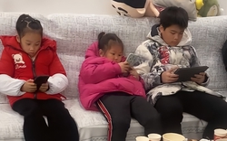 Cảnh tượng 8 đứa trẻ cắm mặt vào điện thoại trong buổi họp mặt gia đình gây ám ảnh