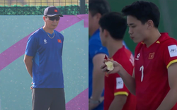 HLV Kim Sang-sik nói về hình ảnh ăn táo viral khắp cõi mạng của Đình Bắc: "Tôi không biết cậu ấy đói hay sao..."