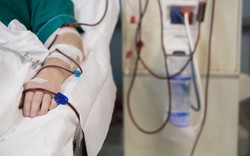 Thiếu nữ 20 tuổi phải lọc máu suốt đời vì một thói quen người trẻ nào cũng mắc
