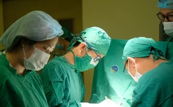 Nam công nhân suýt lìa đầu vì bị cửa thang máy kẹp cổ