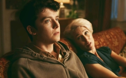 Xem phim Sex Education, tôi đã khóc nấc khi nghe câu thoại: Hóa ra 20 năm qua tôi chưa một lần thực sự "nhìn thấy" con