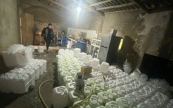 Công an bất ngờ phát hiện 44 can nhựa chứa dung dịch màu xanh trong căn nhà ẩm thấp: Thứ quen mặt, nhiều người tìm mua dịp Tết