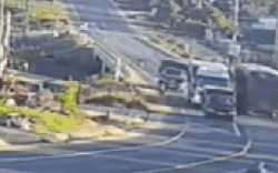 CLIP: Thời khắc 2 vợ chồng đi xe máy bị xe tải tông tử vong thương tâm