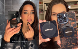 Nối bước Rhode, Huda Beauty khiến hội con gái đảo điên với giá đỡ điện thoại kiêm phấn phủ