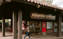 30 năm trước bị Starbucks 'cướp' hợp đồng trị giá 1,3 triệu USD, một chuỗi cà phê nhỏ hiện lật ngược tình thế,  liên tục mở rộng