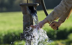 Vì sao đã có nước máy, nhiều gia đình vẫn sử dụng nước giếng khoan?