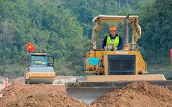 Tập đoàn xây dựng nổi tiếng Việt Nam chi hàng trăm triệu thưởng cho công nhân lái xe ben, vận hành máy ủi… xuất sắc, tổ chức "tranh tài" tại dự án 11.808 tỷ đồng