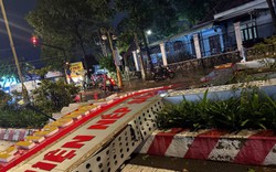 Một cổng chào ở TP.HCM sập hoàn toàn trong mưa lớn, chắn ngang đường khiến giao thông tê liệt