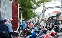 Công an TPHCM nói gì khi học sinh phải đi dưới lòng đường vì vỉa hè bị lấn chiếm?
