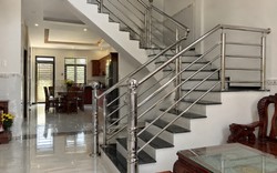 Tại sao ngày càng nhiều gia đình không còn làm cầu thang inox? 2 vật liệu thay thế đẹp, dễ phối nội thất hơn