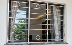 Tại sao ngày càng nhiều gia đình không còn làm chấn song cửa sổ inox? 2 vật liệu thay thế giúp cửa an toàn, đẹp mắt hơn