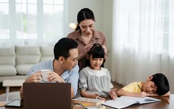 "Học bài xong mẹ cho xem tivi 1 tiếng" - Kiểu giáo dục giao dịch này đang hủy hoại con cái!