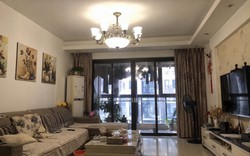 Tại sao ngày càng nhiều gia đình không còn lắp đèn trần giữa phòng khách? 2 cách chiếu sáng mới dễ chịu, linh hoạt hơn