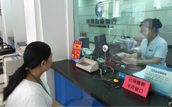 Phong tỏa tài khoản ngân hàng của người phụ nữ SN 1986 sau giao dịch nhận 634,8 triệu đồng