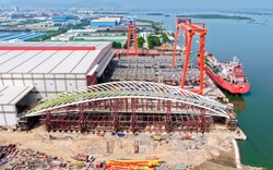 "Siêu sà lan" đã neo đậu gần nhà máy của Tập đoàn Đại Dũng, chuẩn bị lai dắt khối cầu đi bộ nặng 3.000 tấn qua sông Sài Gòn