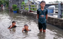 Nhiều trường học ở TPHCM cho học sinh tan học sớm tránh triều cường