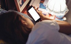 Lời khuyên dành cho những người nhất định phải xem điện thoại trước khi ngủ
