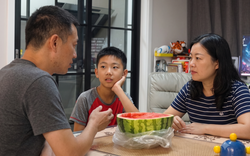 "Nay nóng quá mẹ ạ" - "Đầy người phải làm việc ngoài trời nắng kia kìa": Kiểu nói chuyện của nhiều bố mẹ khiến con cái ngạt thở!