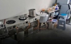 Ba nhân viên nhà hàng đang ở trong bếp đột nhiên ngã quỵ, 1 người chạy tới chứng kiến cảnh đáng sợ