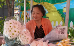 Người dân chuẩn bị hoa trắng tiễn đưa các liệt sĩ được quy tập tại Công viên Lê Thị Riêng