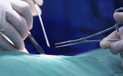 Cụ bà 74 tuổi vào viện phẫu thuật chân phải, bác sĩ cắt nhầm chân trái