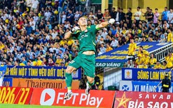 Lê Giang Patrik "bay như chim" cản phá bóng xuất sắc ở V.League