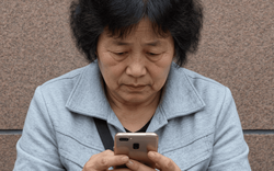 Nghiện xem phim ngắn “trùng sinh, tổng tài”, người phụ nữ 57 tuổi đầu đau "như búa bổ"